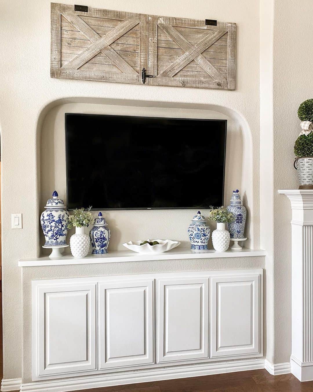 Blue and White Ginger Jars Flank a White Scalloped Bowl