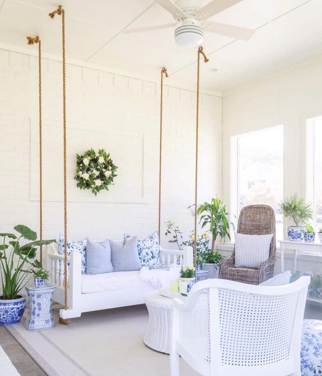White Daybed Swing Adds a Relaxing Focal Point
