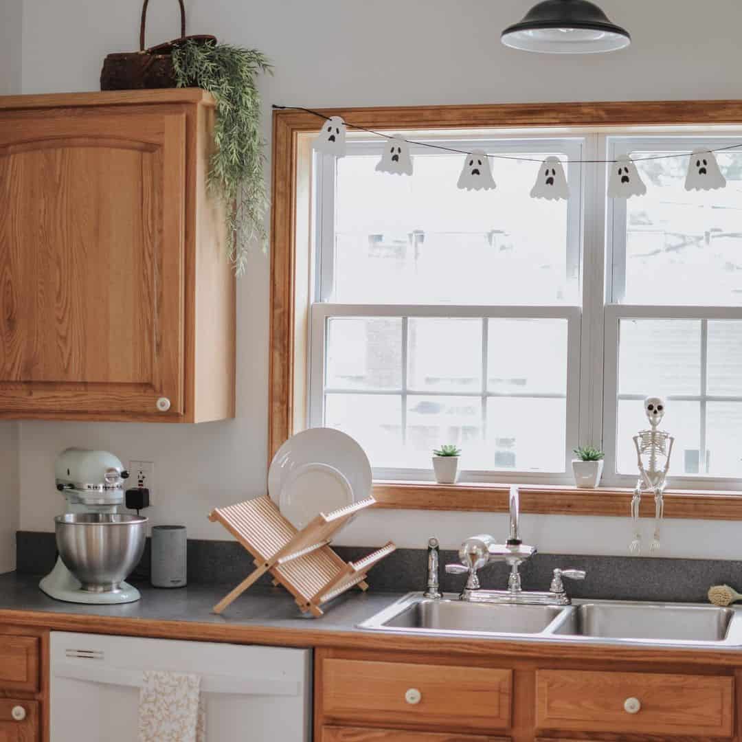 Wooden Dish Rack Adds a Natural Touch to Countertops