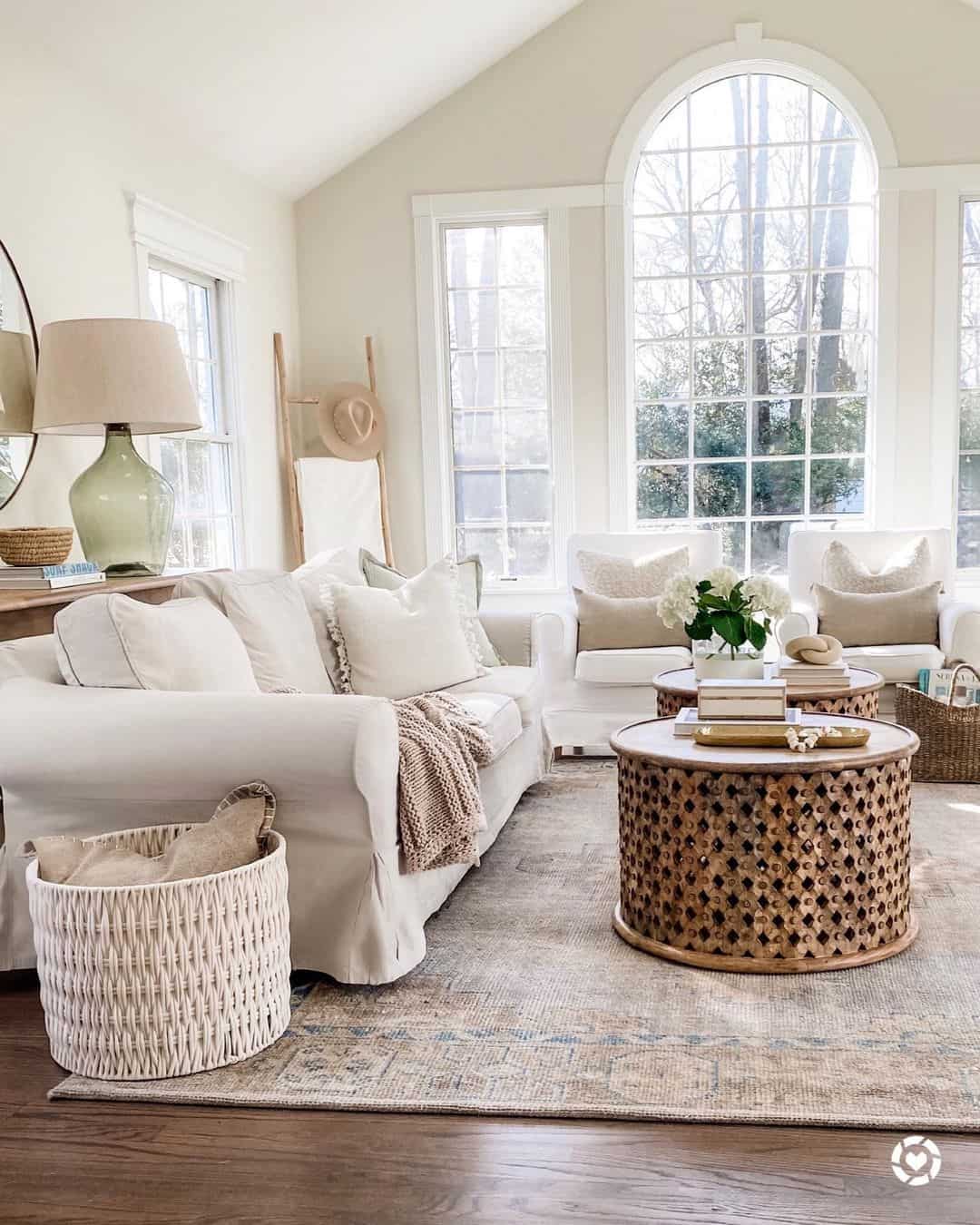 Showcase Carved Detail with an Openwork Geometric Table
