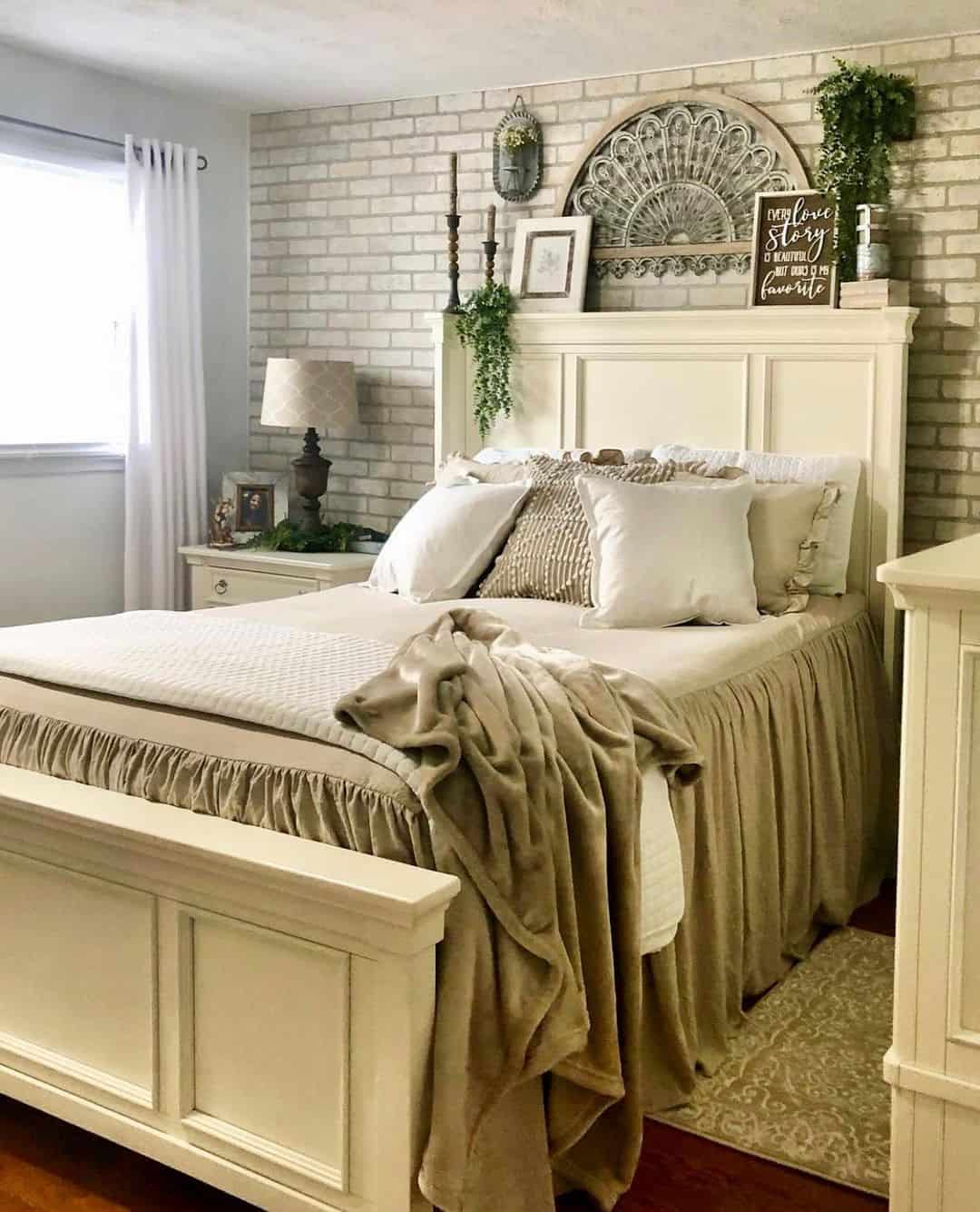 Textured Archway Decor Adds Romantic Dimension Above the Bed