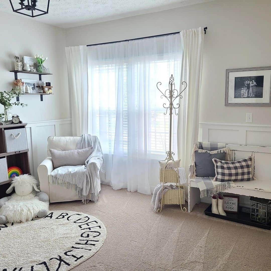 Wicker Basket Stand for Accessible Throws
