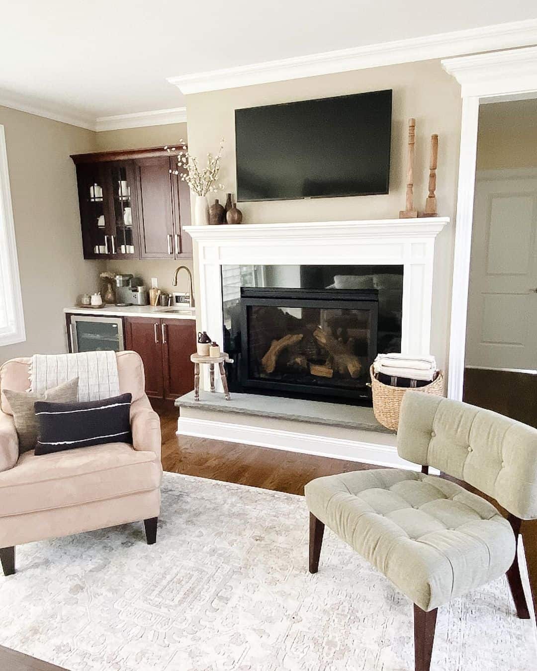 Low-Back Chair for Intimate Seating