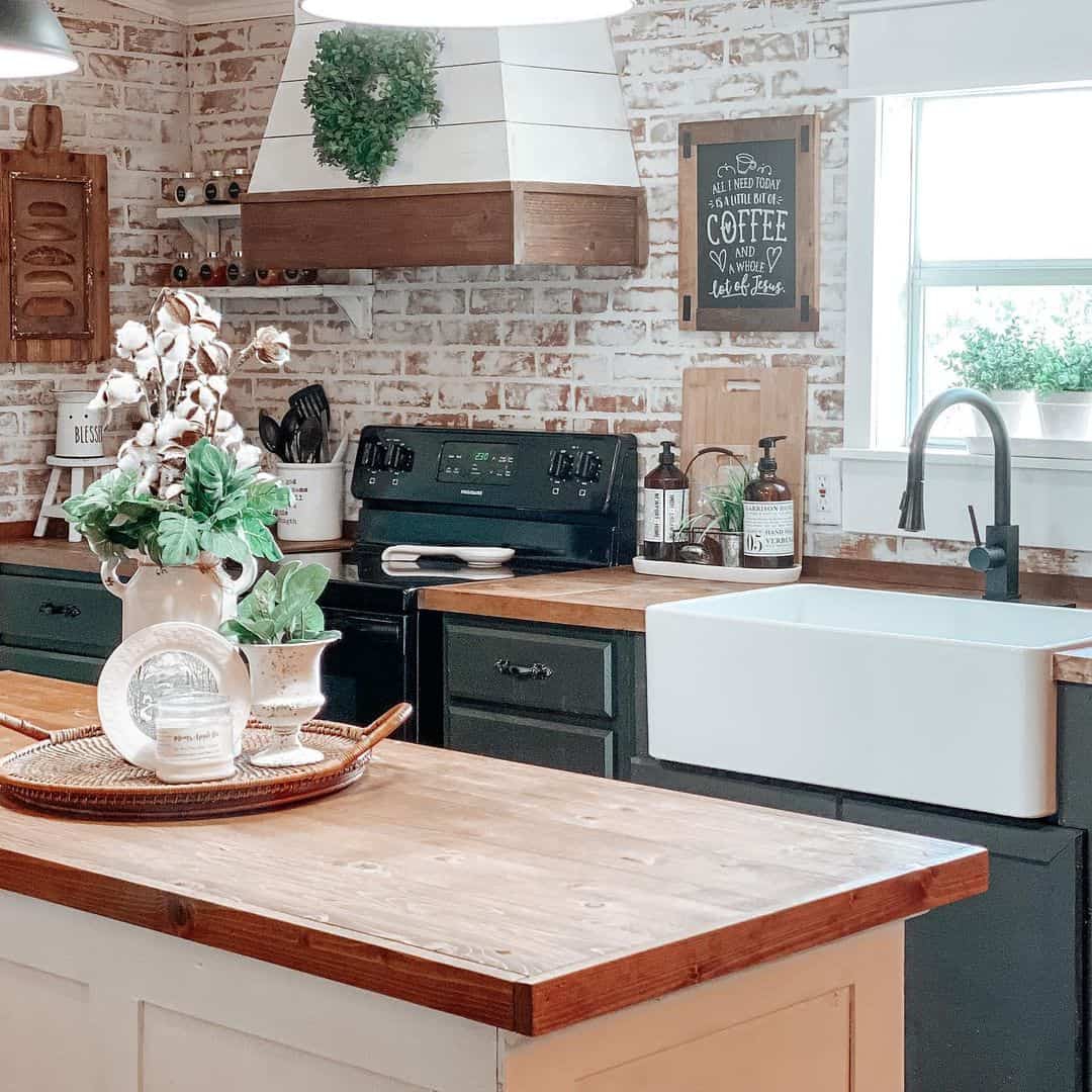 Chalkboard Sign Adds a Personal Touch Above the Sink