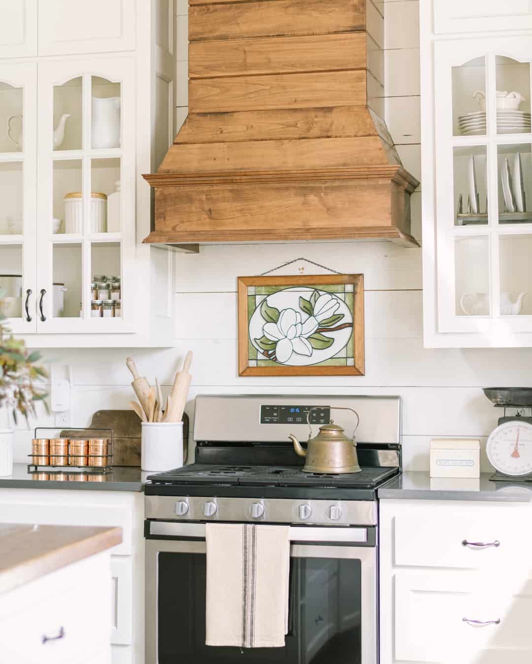 Wooden Range Hood With Stained Glass Art Adds Natural Charm
