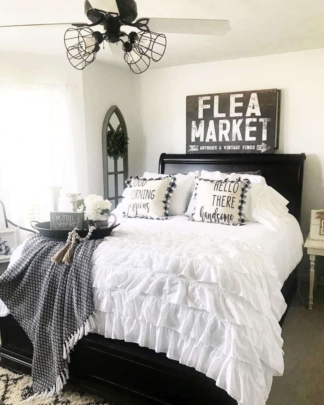 Rustic 'Flea Market' Sign for Vintage Charm