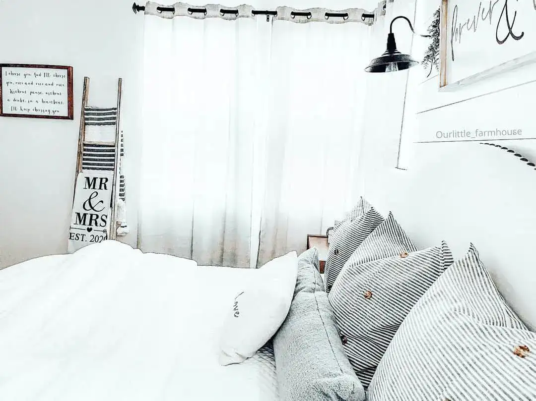 Wooden Ladder for Displaying Throws and Pillows