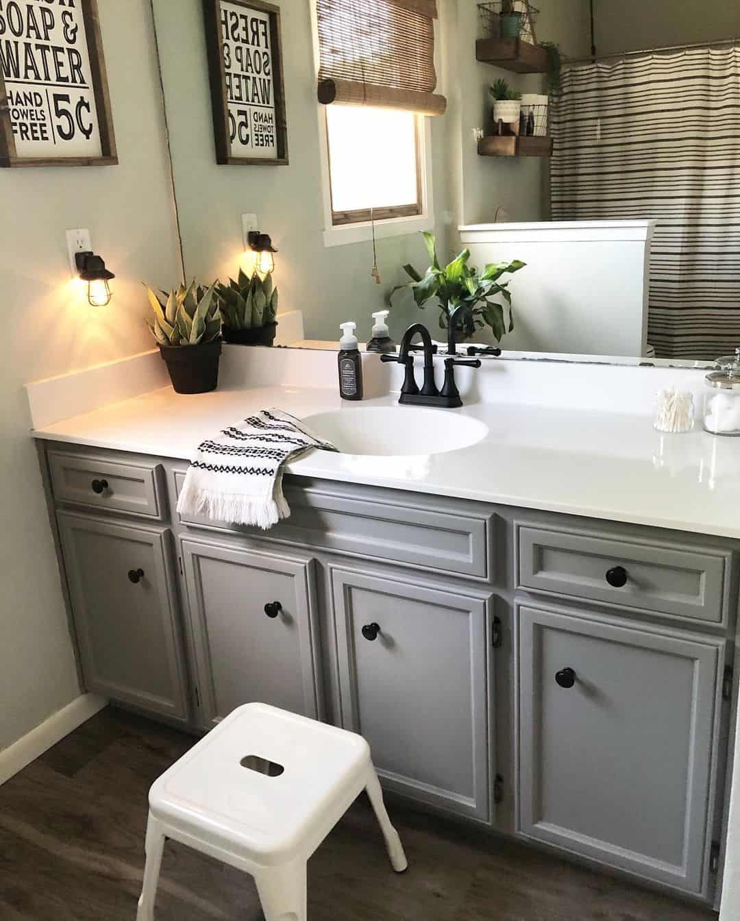 Keep Focus on Fixtures with a Long Mirror