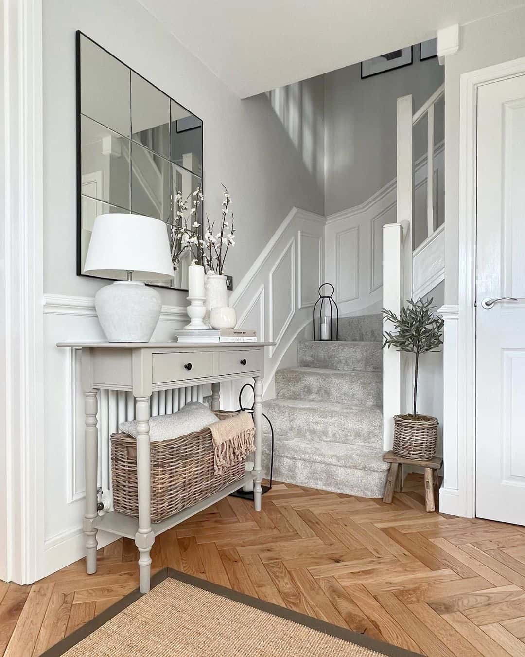 Grid Mirror Expands Hallway Space