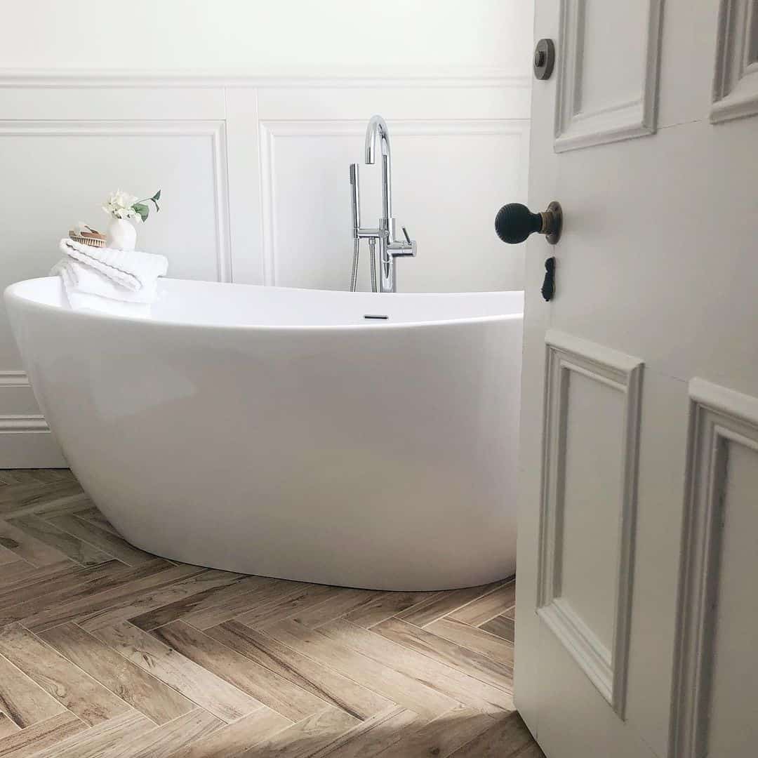 Wood-Look Tiles in a Herringbone Pattern