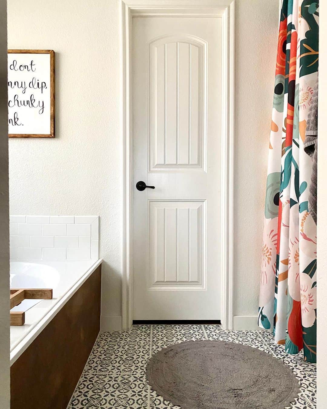 Patterned Black and White Tiles for a Classic Foundation
