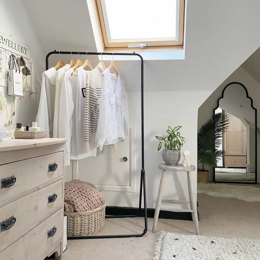 Arched Mirror Frames a Cozy Corner with Greenery