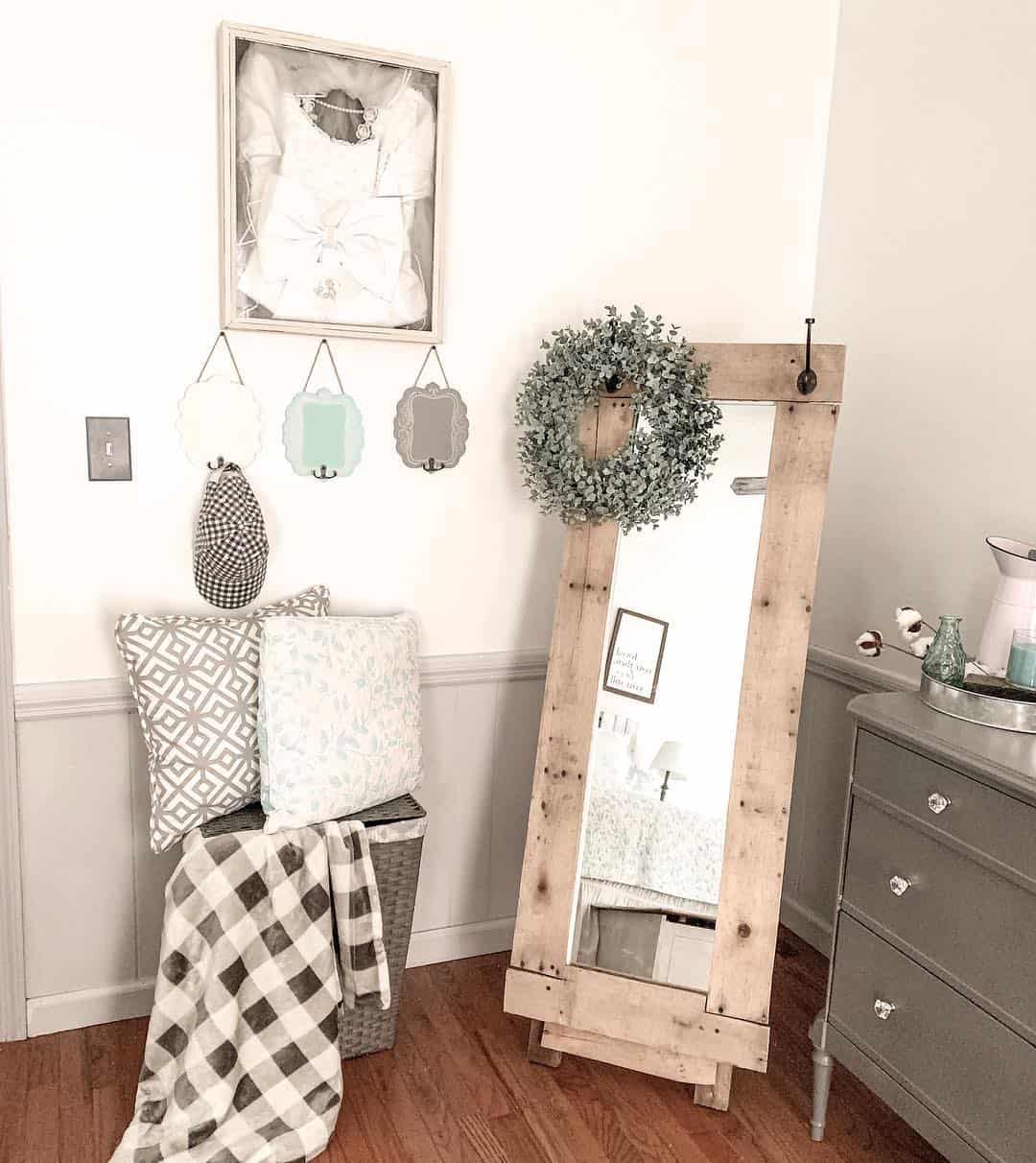 Rustic Pallet Frame Mirror Adds Natural Texture