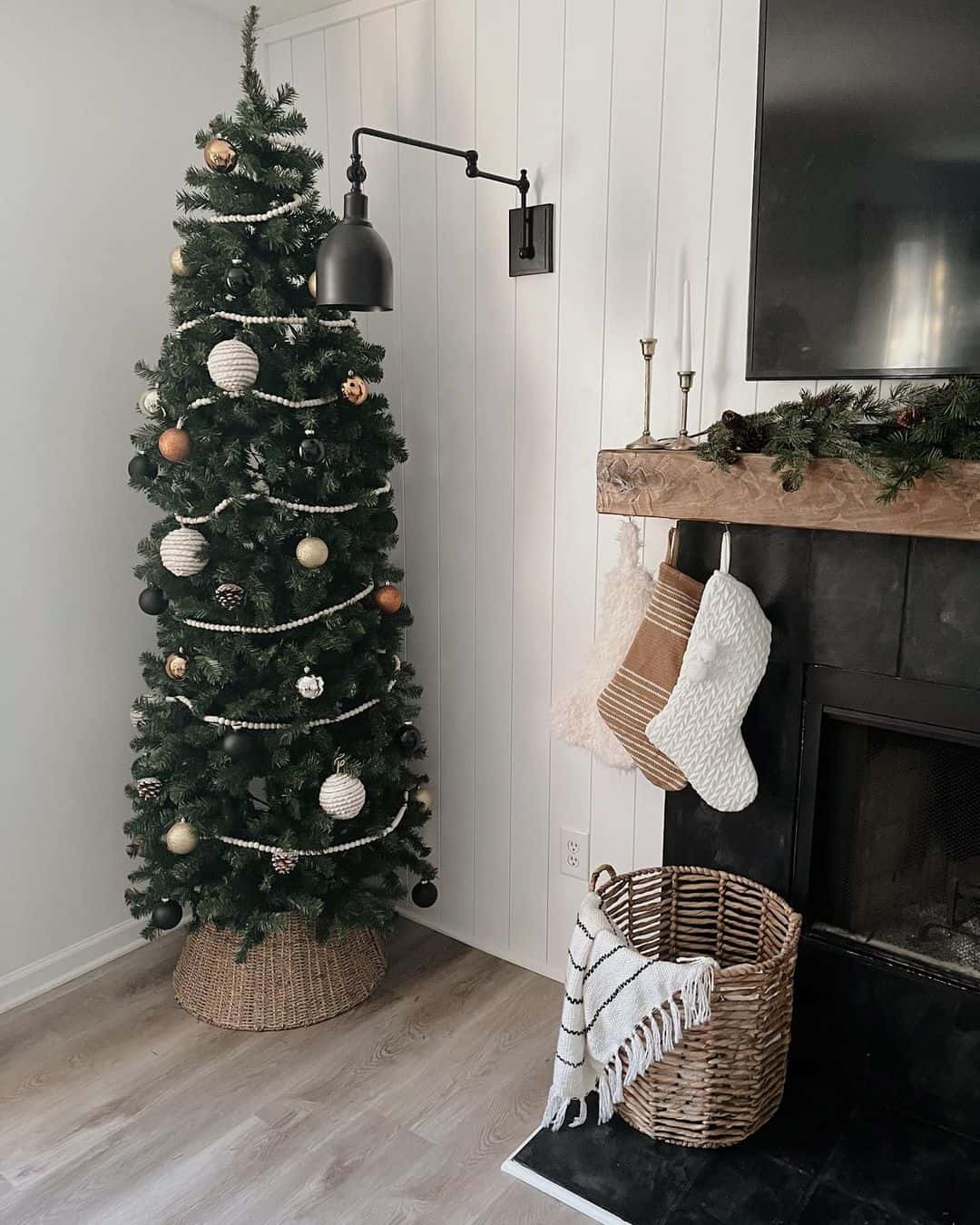 Direct Light with an Adjustable Wall Lamp for a Tall Christmas Tree