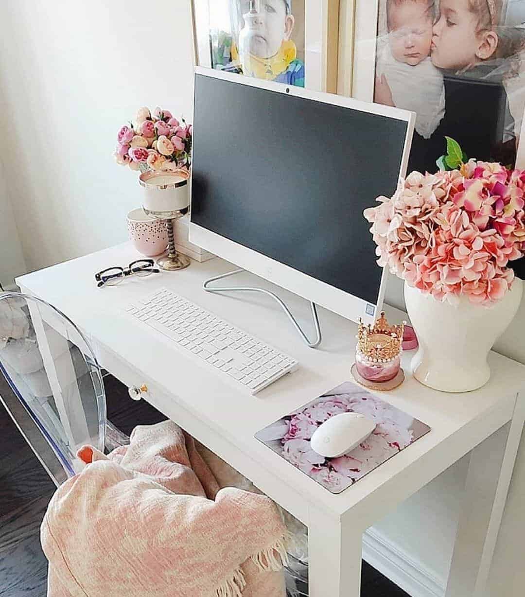 Floral Mouse Pad Adds Softness to a White Desk