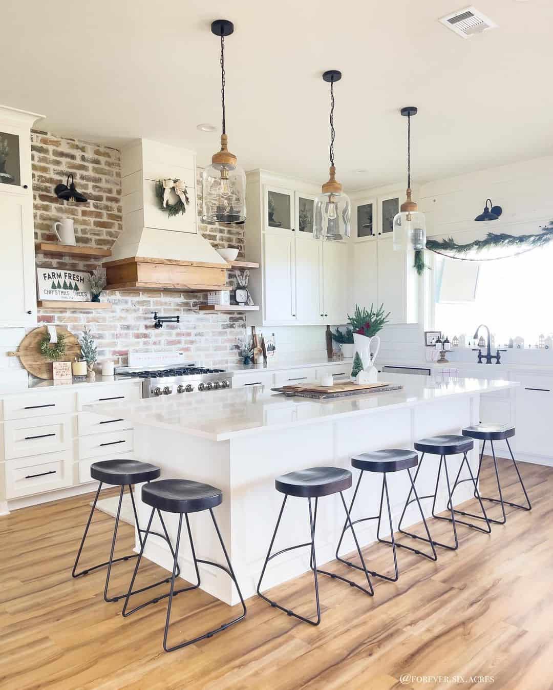 Farmhouse Island With Black Metal Stool Seating