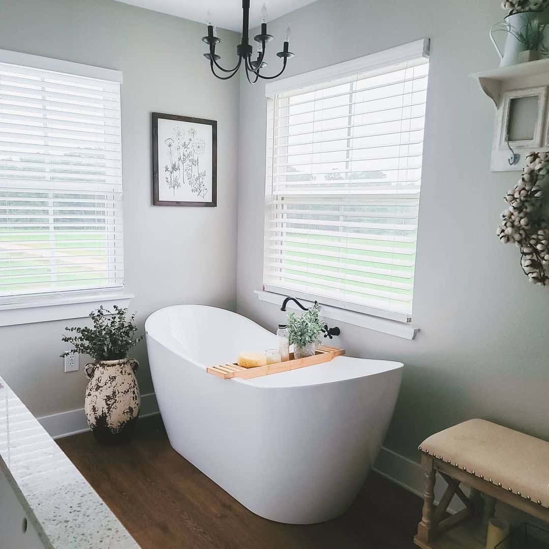 Wooden Caddy Organizes Bath Essentials on Freestanding Tub