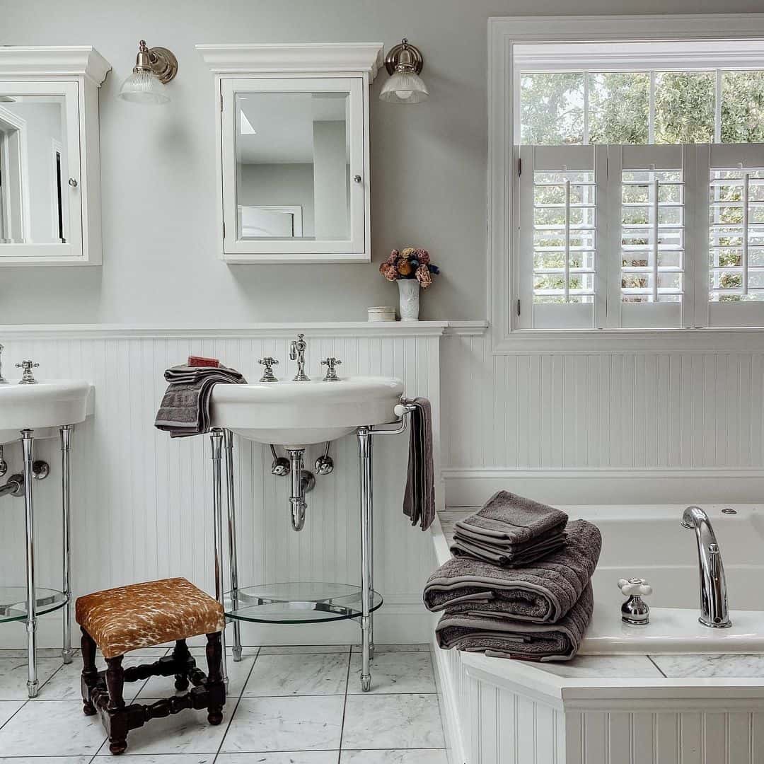 Pedestal Sinks With Glass Shelves Offer Open Storage Below