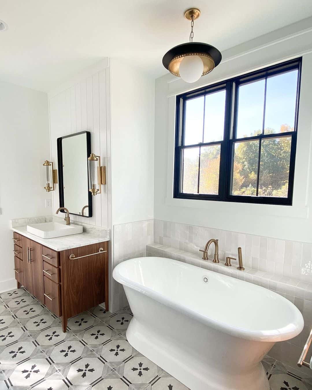 Freestanding Tub With Built-In Niche for Soaps and Salts