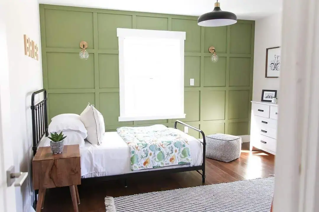 Grid-Patterned Green Wall Adds Geometric Interest