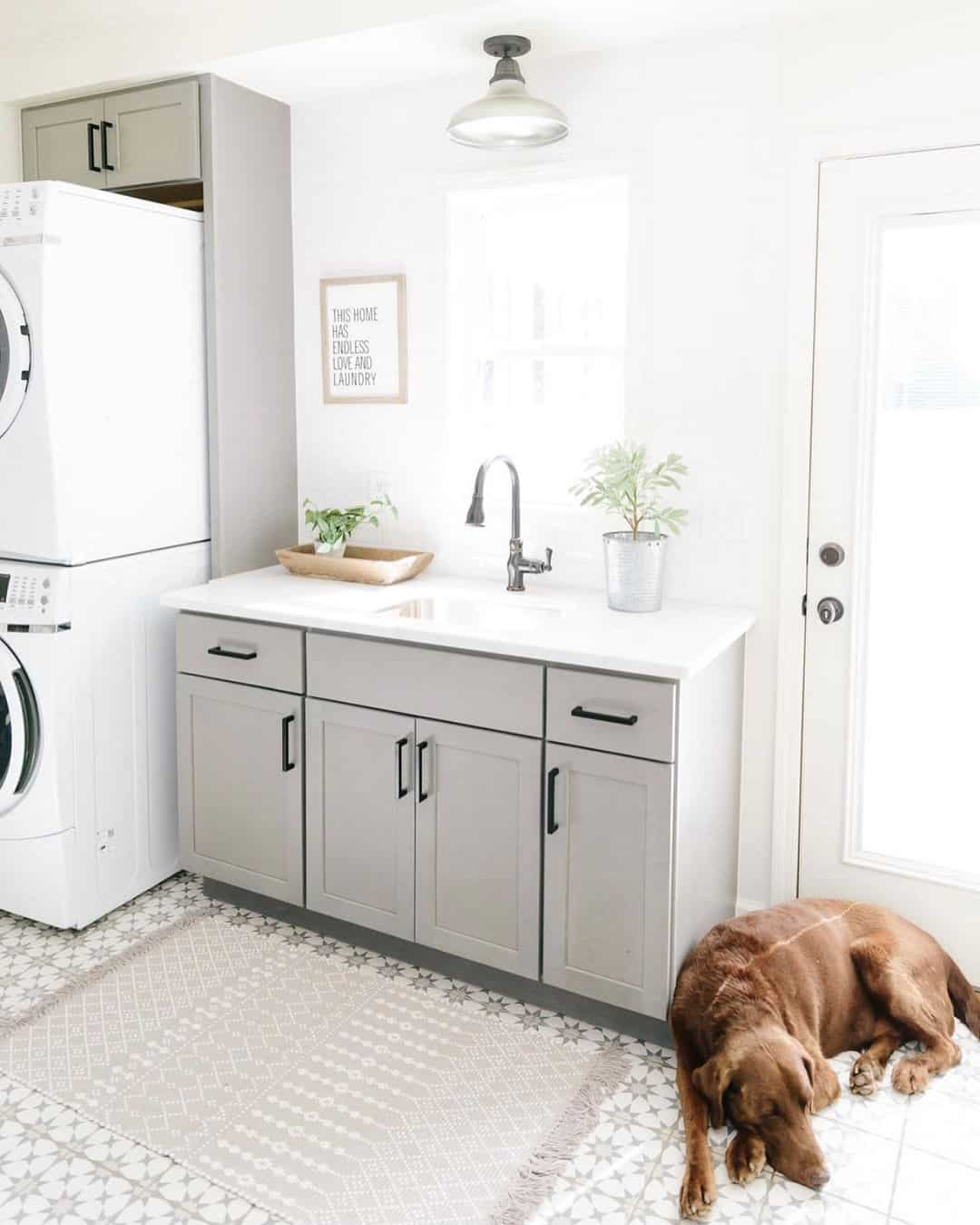 Choose Gray Shaker Cabinets with Black Bar Pulls for Modern Storage