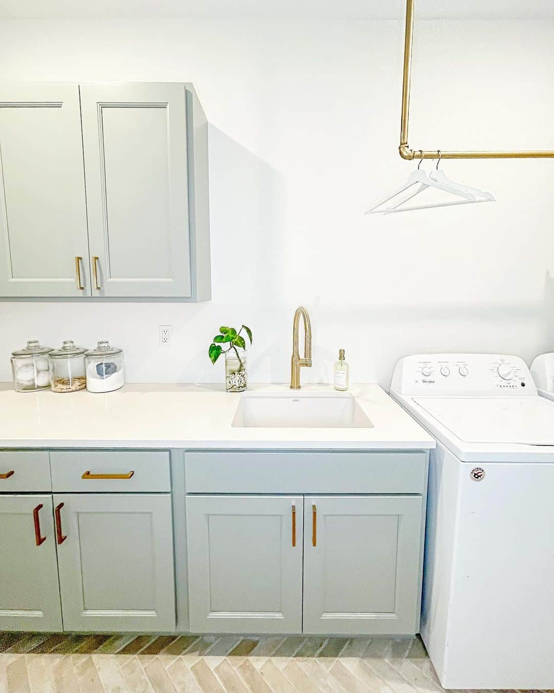 Gold Pipe Rod Creates an Instant Hanging Space