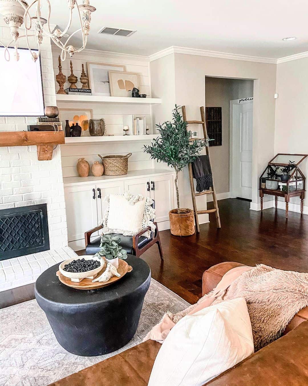 Leaning Ladder Adds Cozy Texture and Blanket Storage