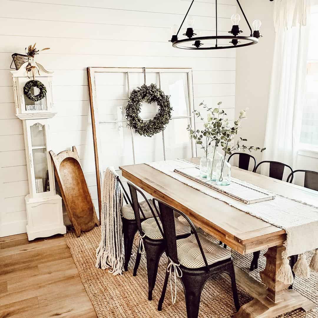 Jute Rug Adds Natural Texture Under Dining Table