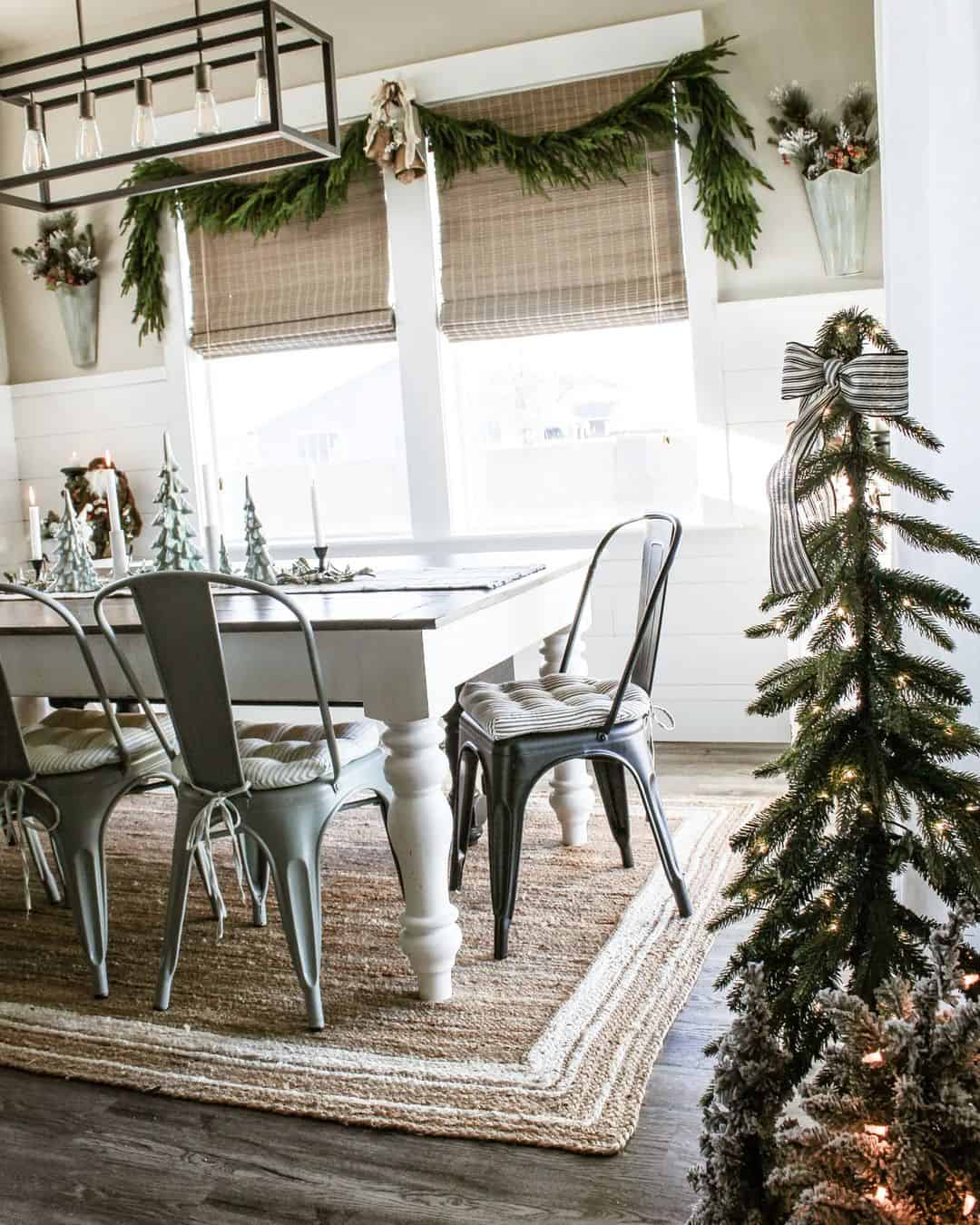 Jute Rug with Border Frames Dining Set