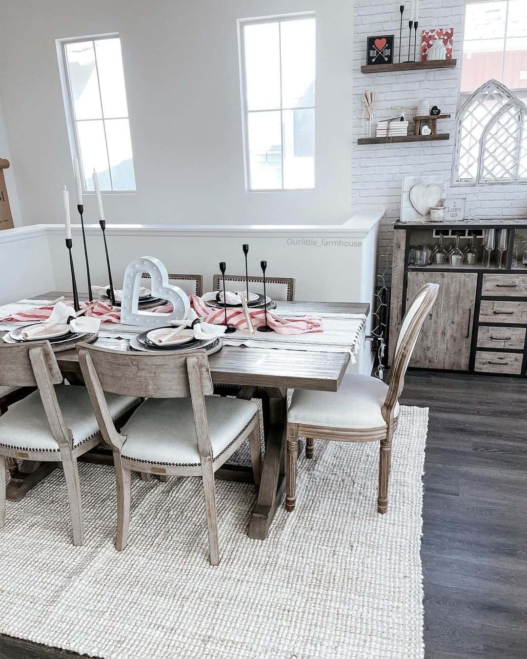 Jute Rug Adds Cozy Texture to Casual Dining Setup