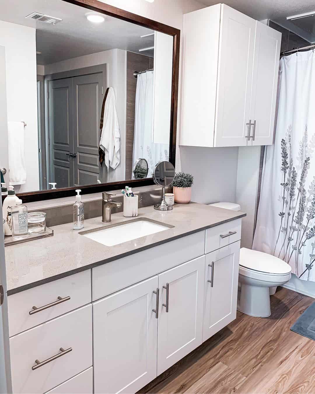 White Shaker Cabinets With Simple Bar Pulls