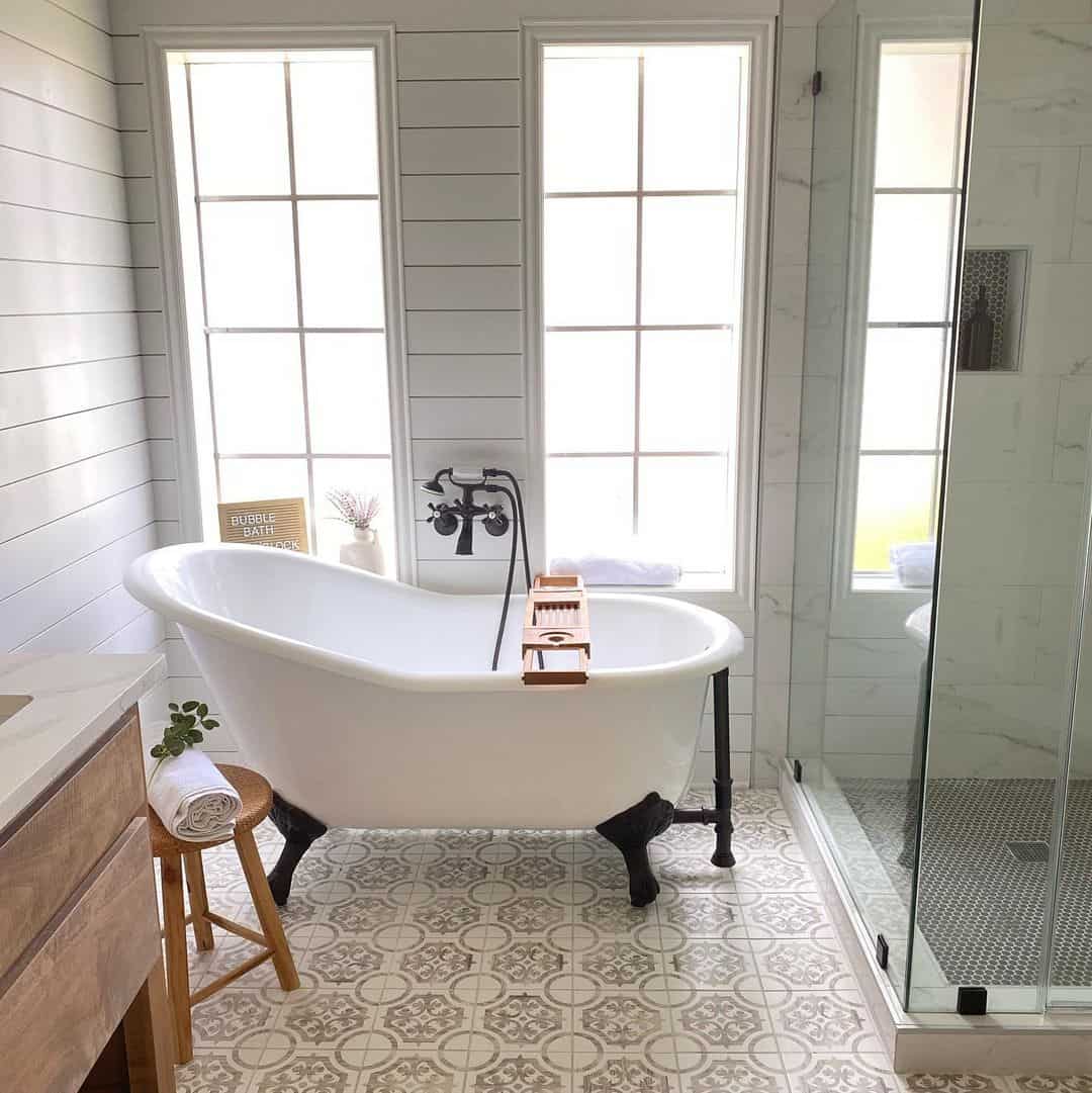 Accessorize a Clawfoot Tub with a Wood Tray
