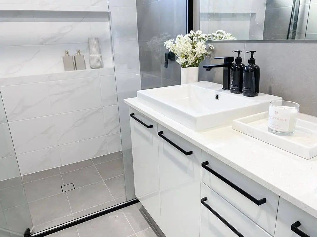 White Marble Tray Holds a Scented Candle for Ambiance