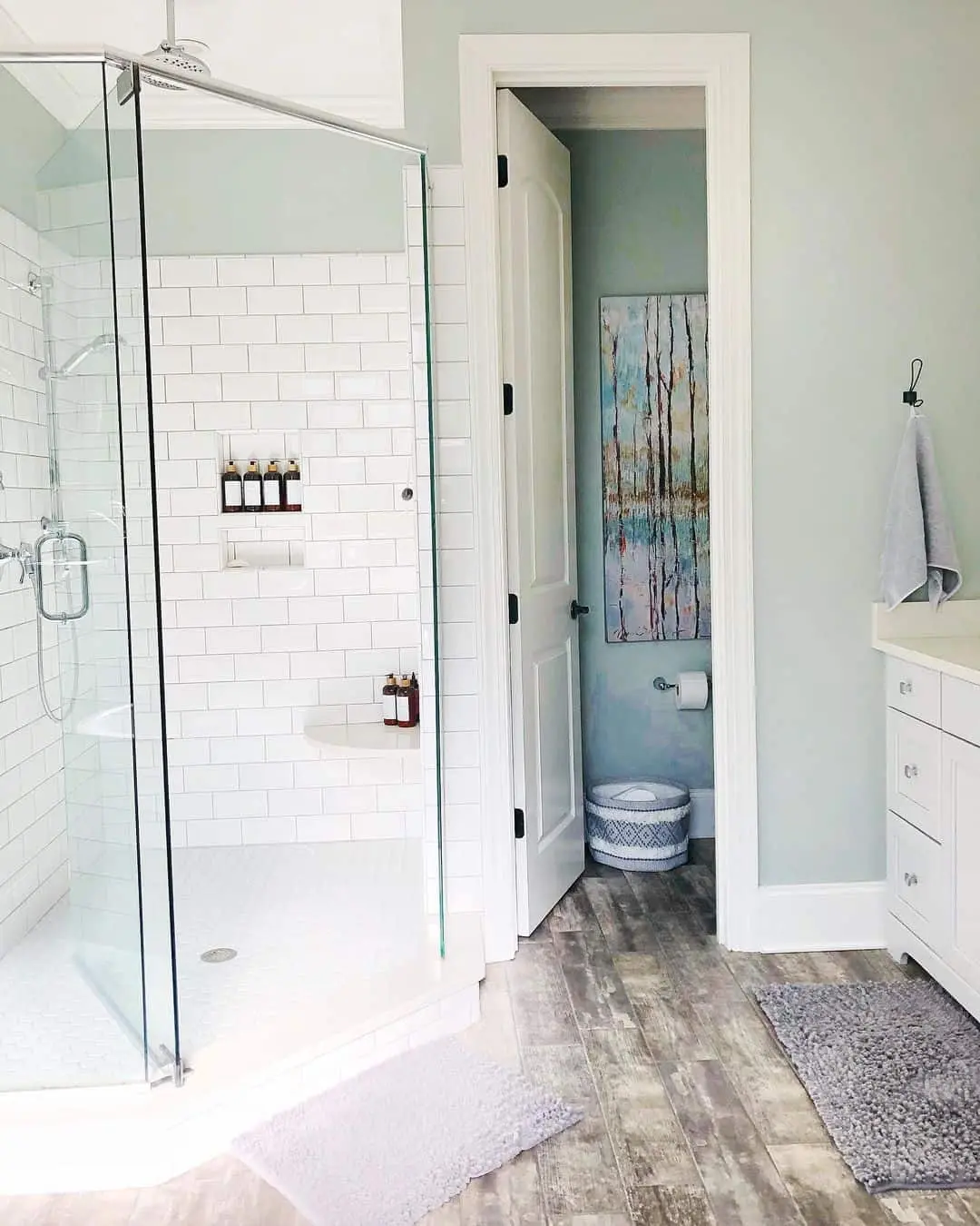 Curved Shower Bench Offers Built-In Seating