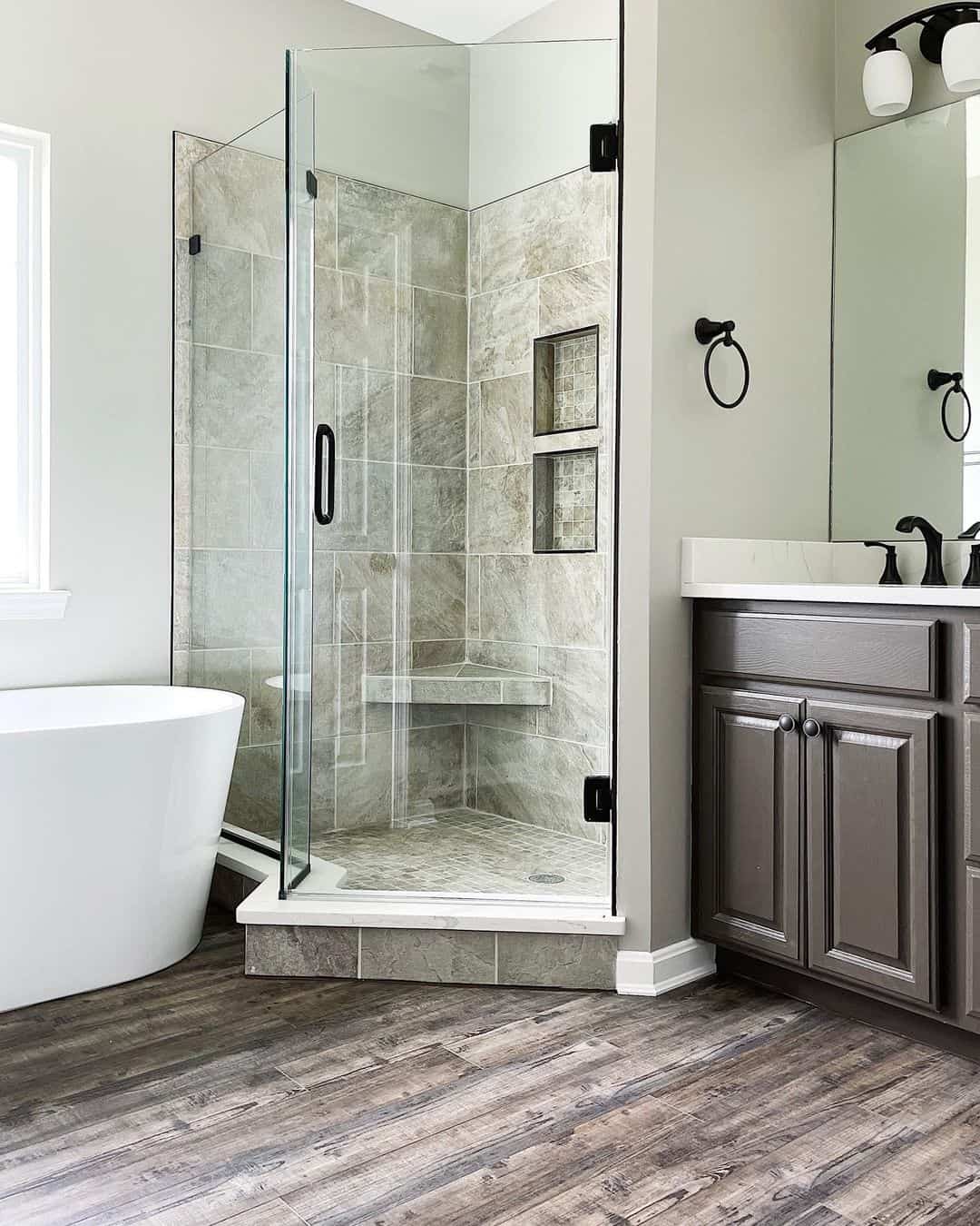 Stone-Look Shower Tiles with Mosaic Niches Add Depth