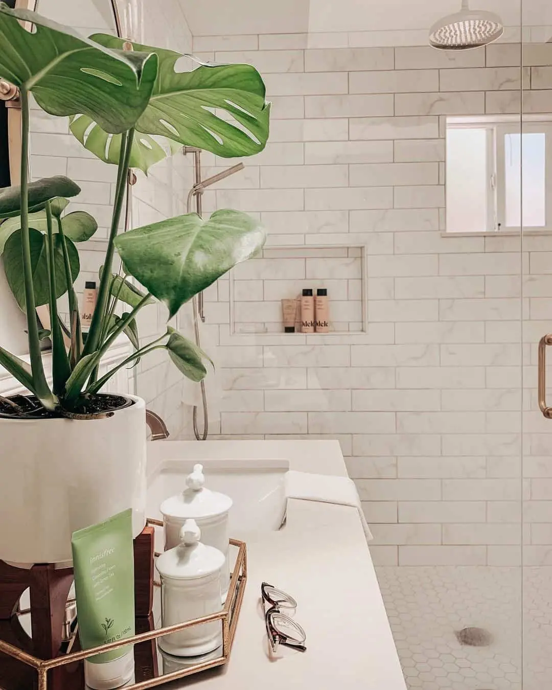 Marble Subway Tile Walls Add a Light and Airy Feel
