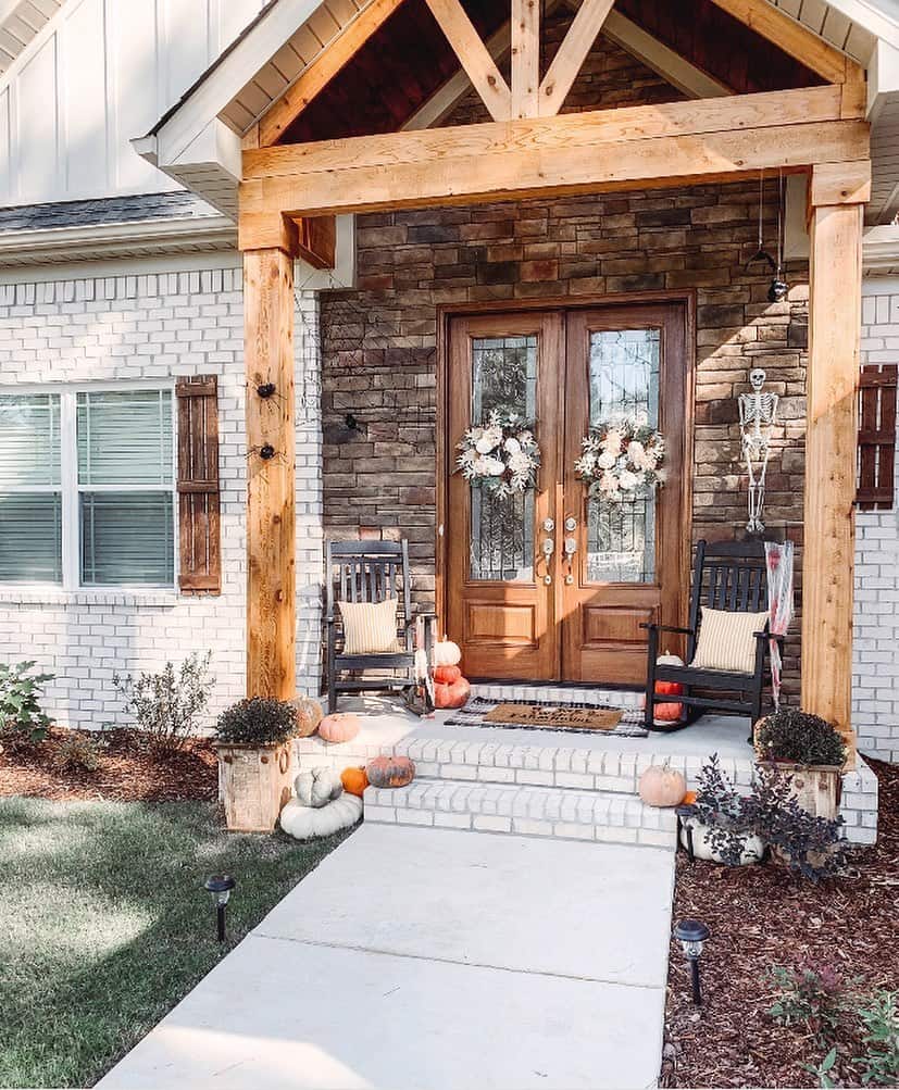 Layered Pumpkins Create a Festive Fall Entryway Display