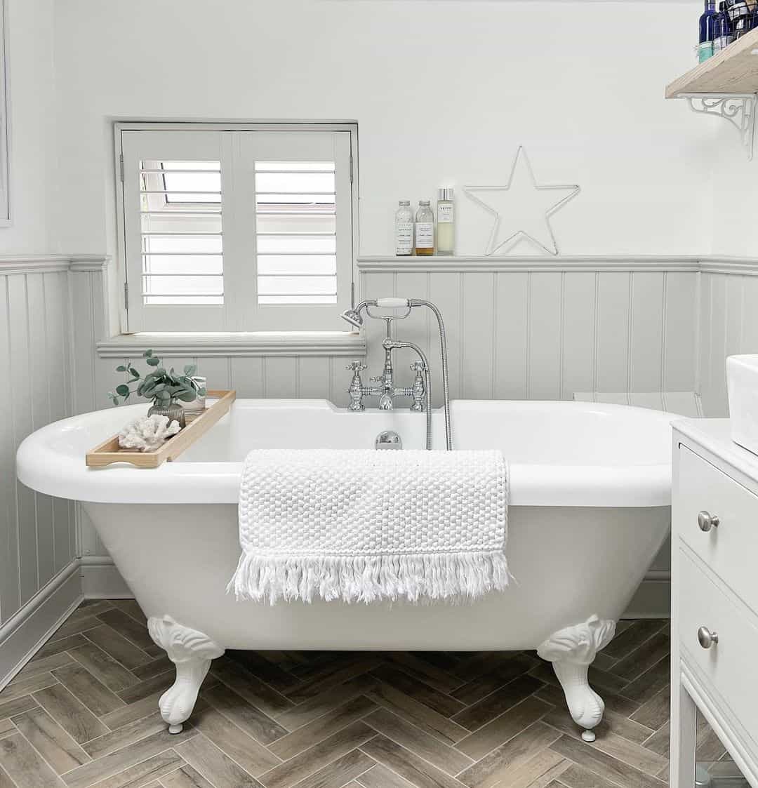 Wooden Tray Adds Natural Texture to Bathtub Edge