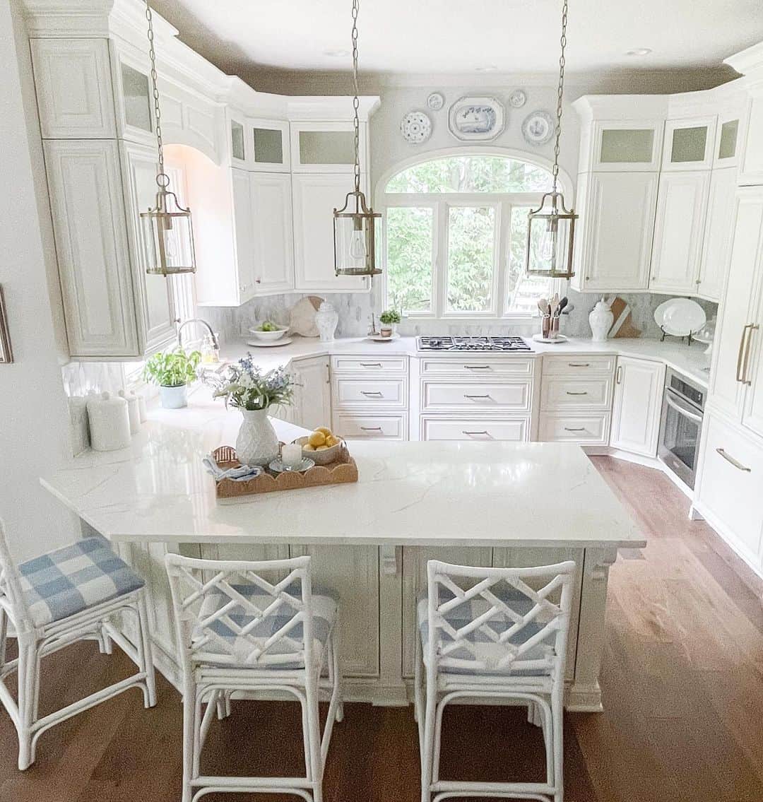 Curved Island Countertops Create a Flowing Kitchen Layout