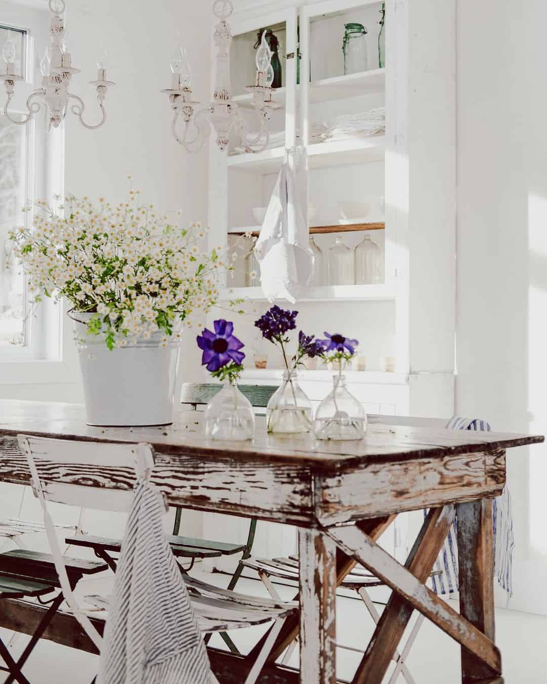 Glass Bud Vases Offer Delicate Color Accents