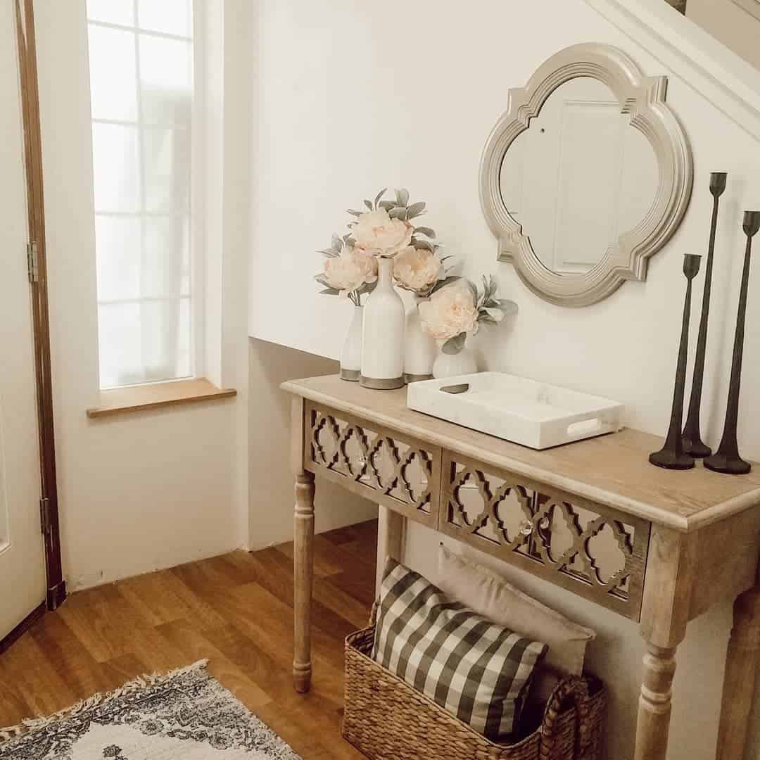 Architectural Interest: Quatrefoil Mirror Above Console