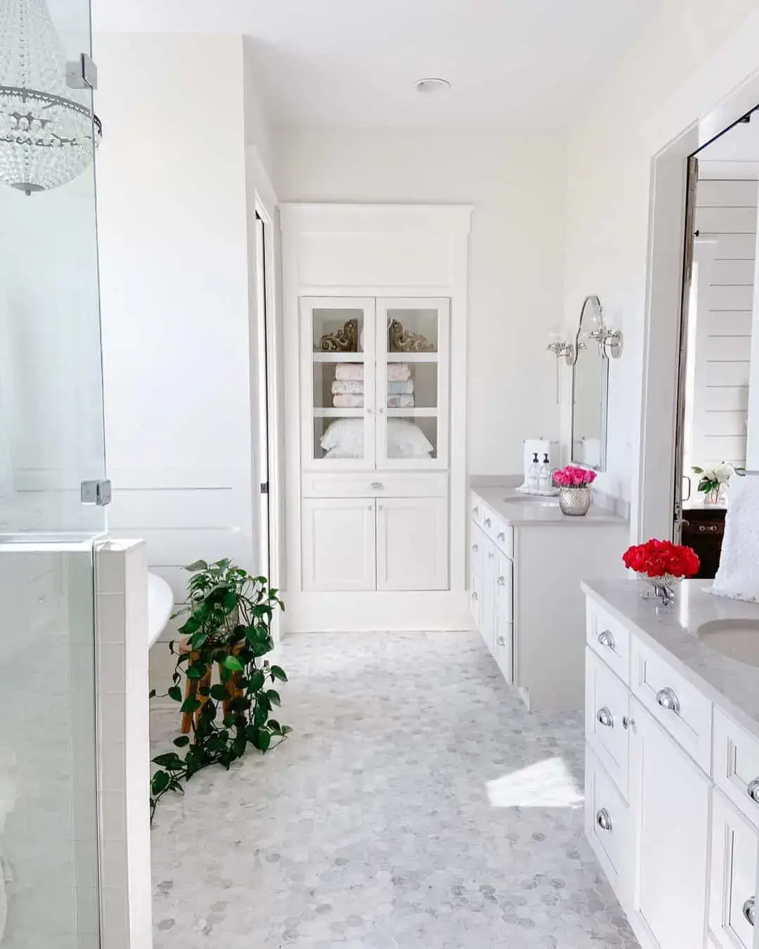 Glass-Fronted Cabinet for Displaying Linens