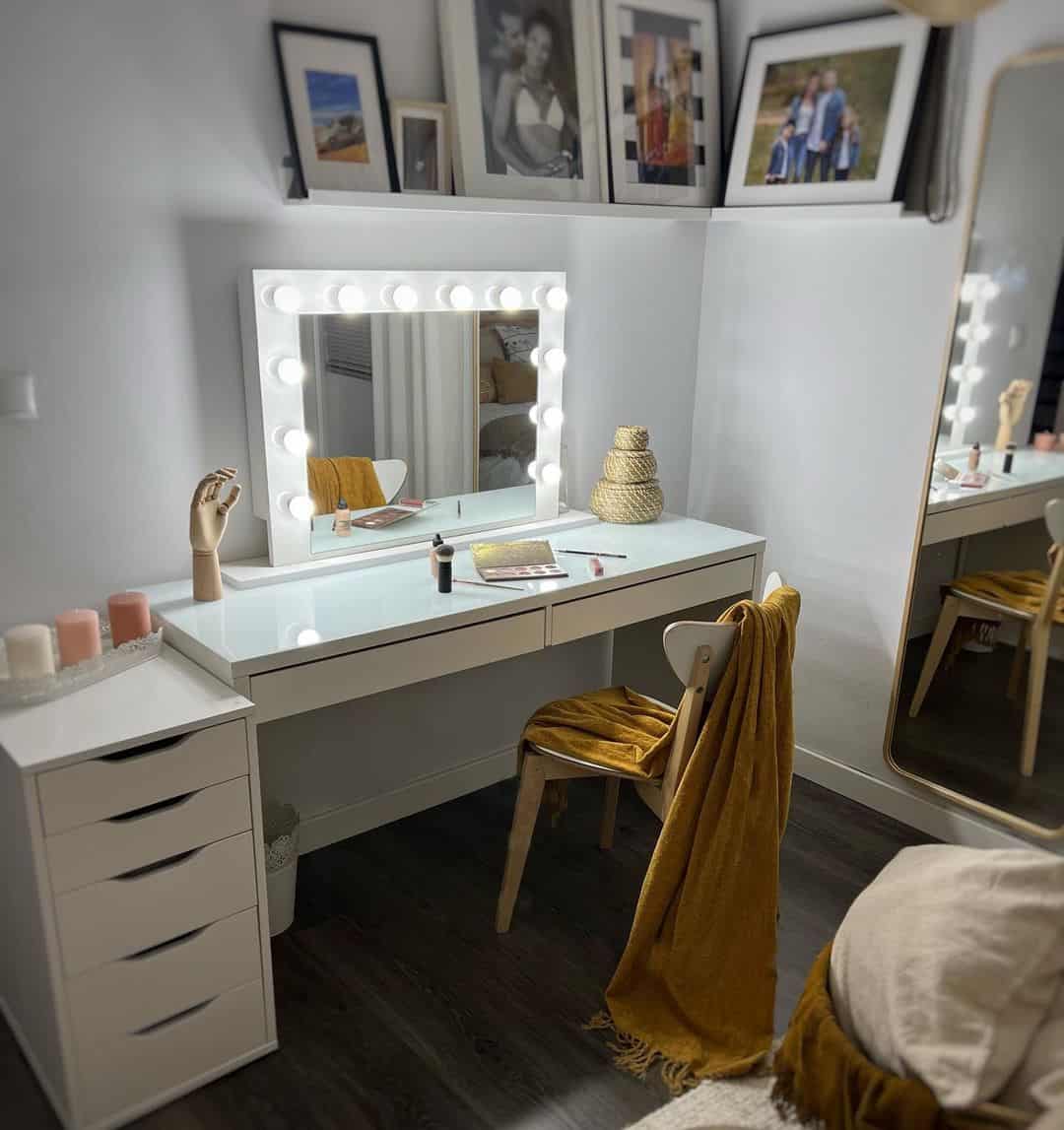 Ensure Flawless Makeup with an Illuminated Mirror