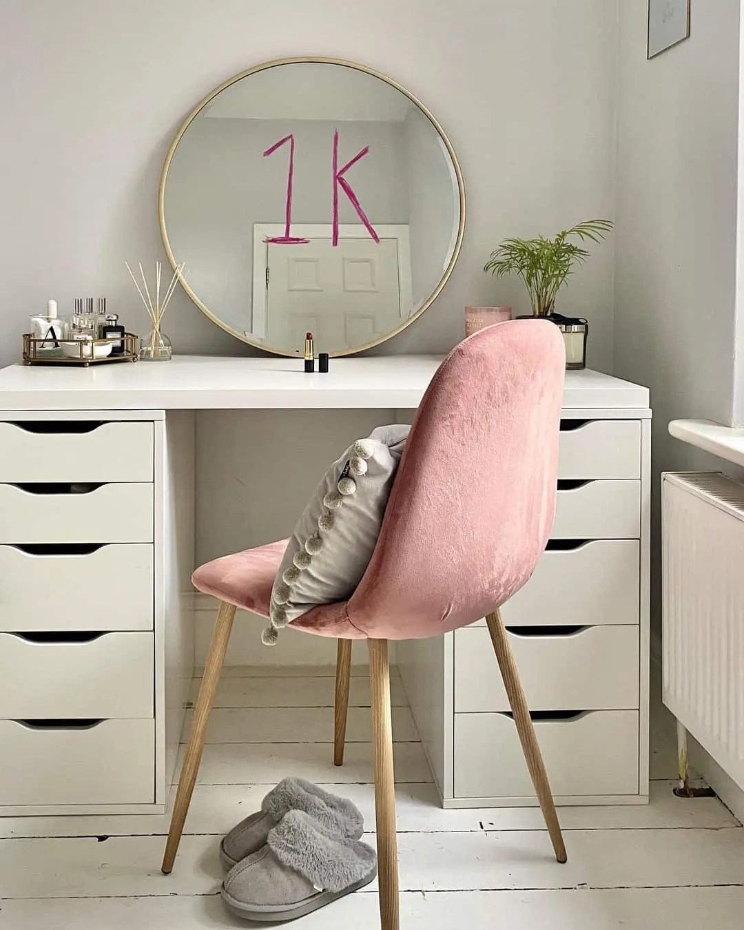 Expand Your Space with a Round Gold Mirror