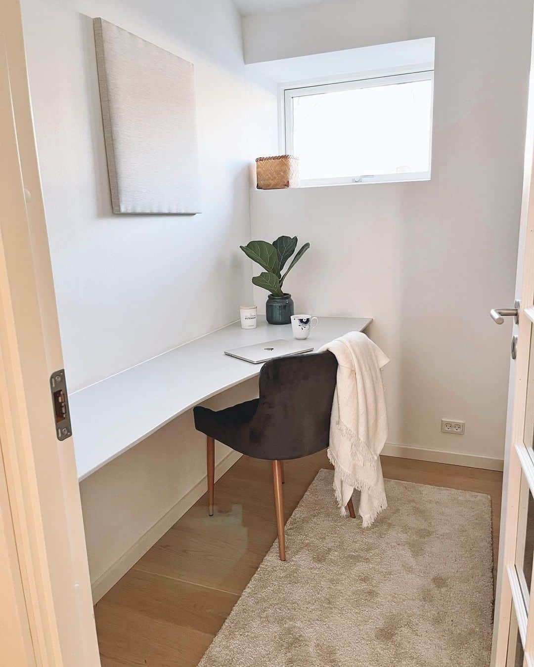 Corner Desk Maximizes Space With a Built-In Ledge