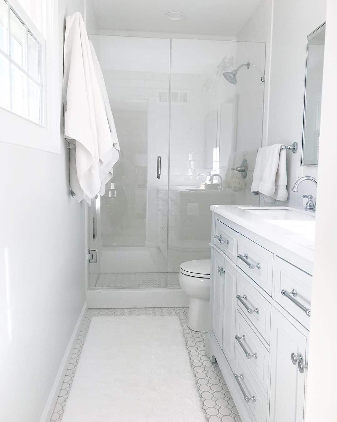 Frameless Glass Enclosure Creates an Open Feel